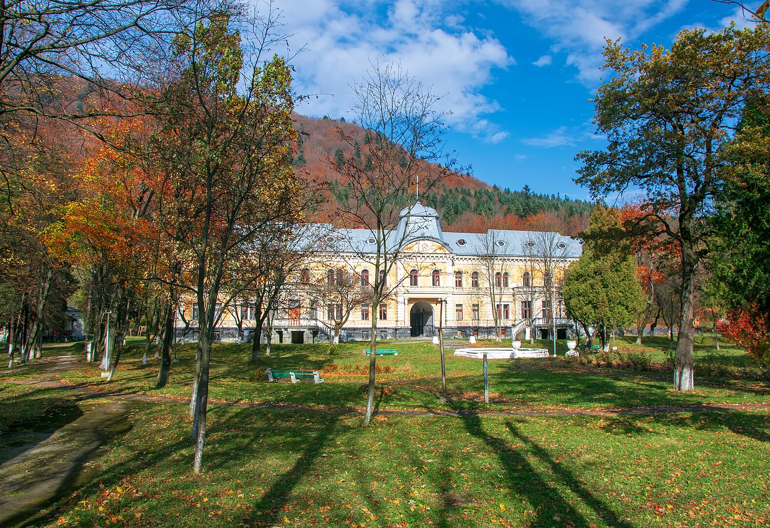 Когда-то здесь гуляла знать и проводили балы: что известно о дворце Гредлей, который называли "государство Сколе"