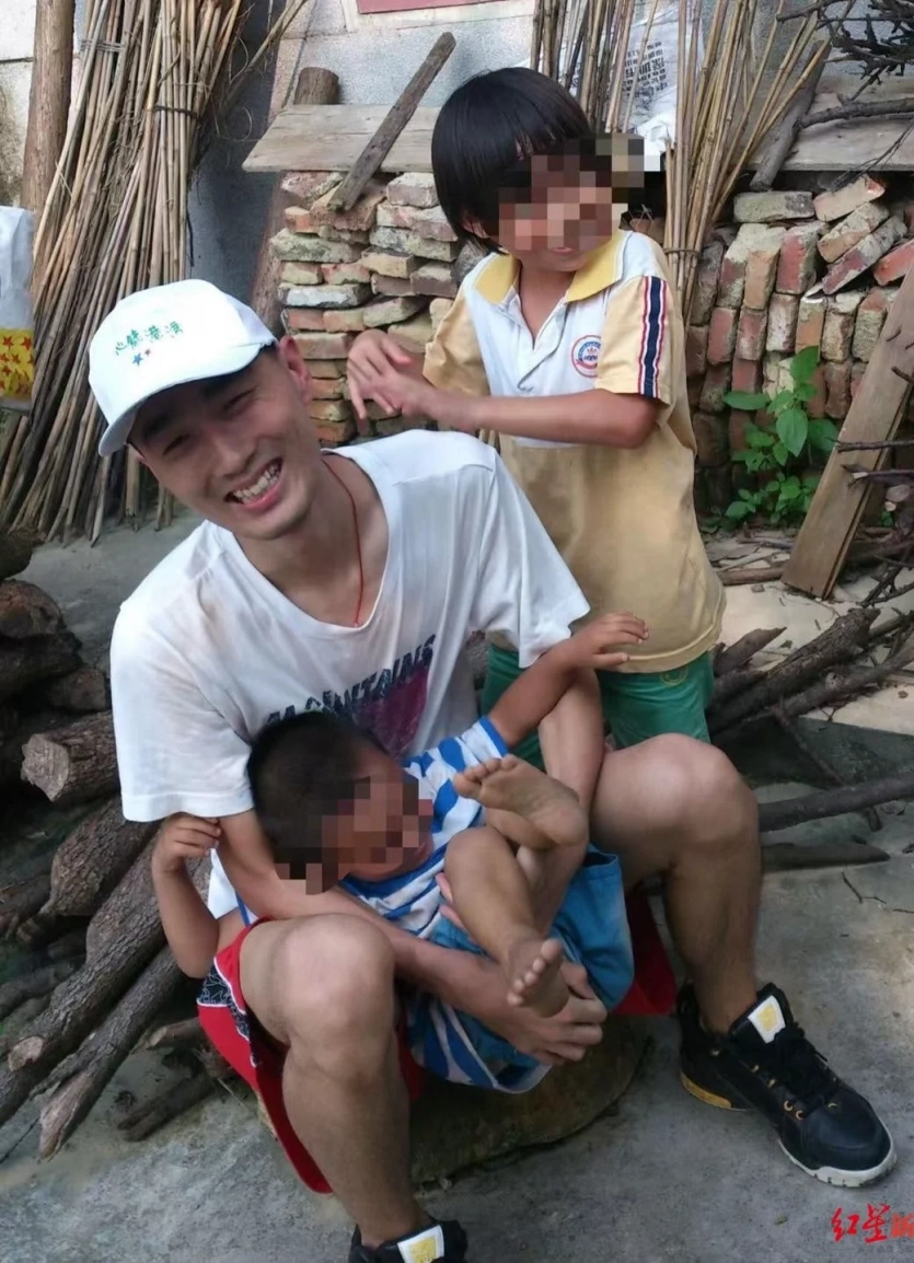 Китайський програміст помер після роботи за сімох по 16+ год на день