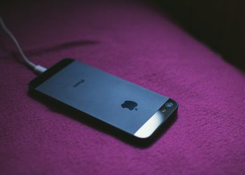 можно ли заряжать телефон во время грозы