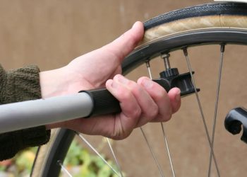 Як прибрати мішки під очима в домашніх умовах: ефективні способи
